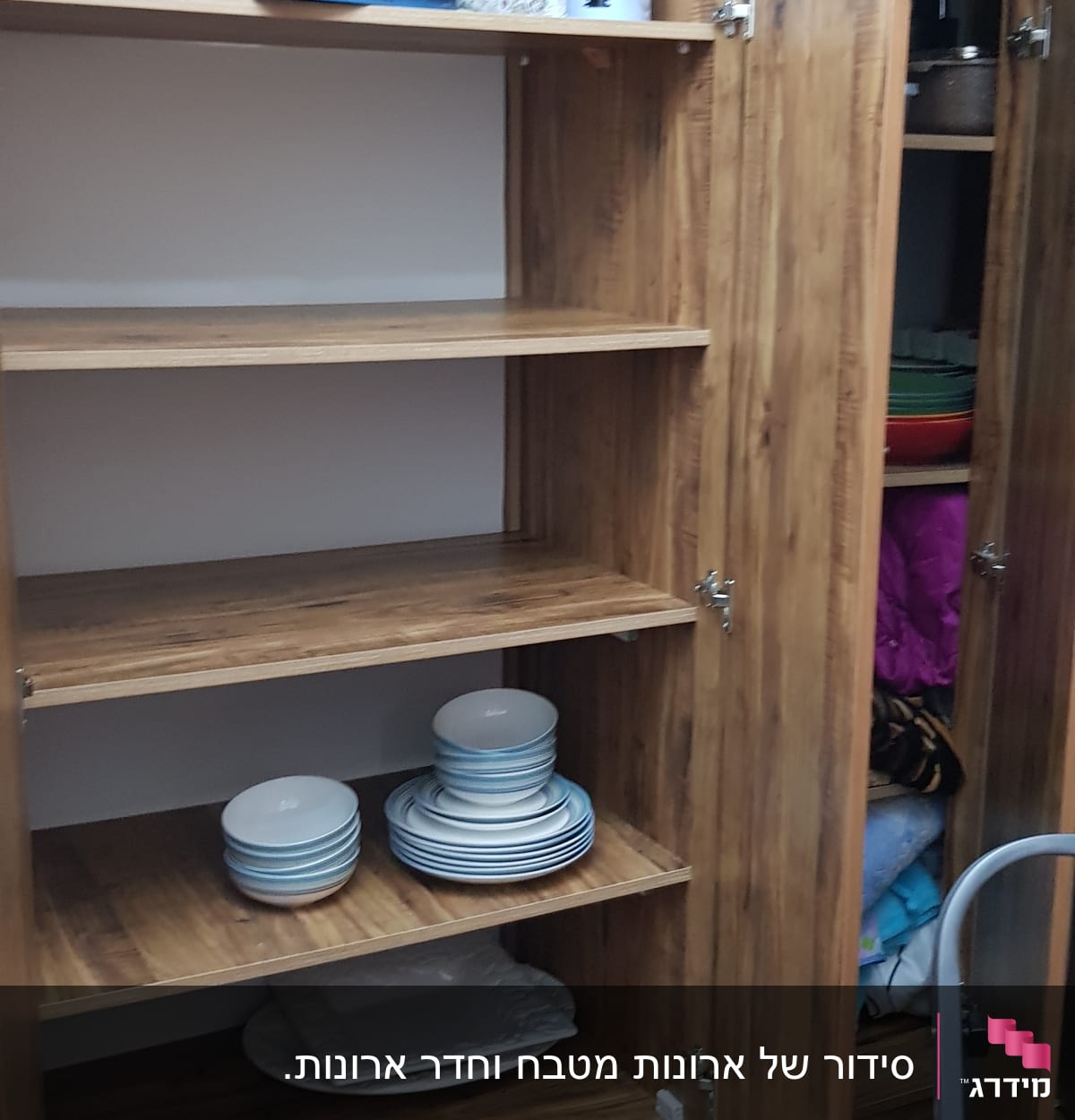 מדפים מעץ עם צלחות מסודרות בארון פתוח